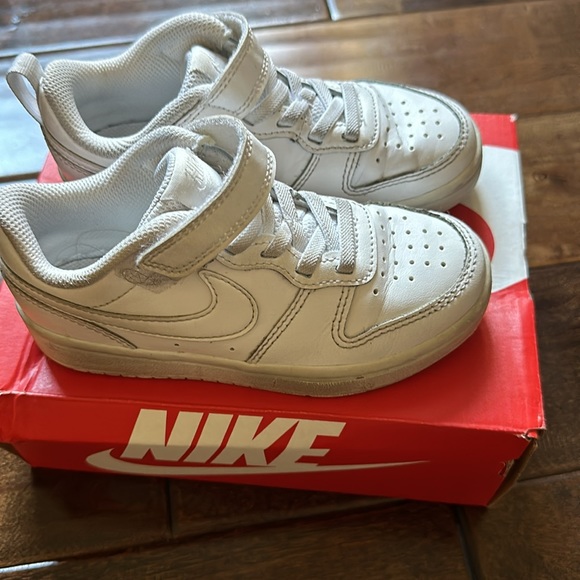 Kids Nike shoes - Picture 2 of 3